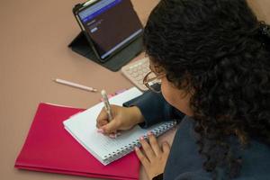 studente che studia in biblioteca foto