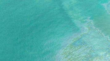 olio versare nel mare acqua. benzina perdite in il oceano. sporco acqua nel il oceano. mare acqua inquinamento. olio chiazza di petrolio su il verde oceano acqua superficie. tossico chimico incidente perdita. ambiente problema. foto