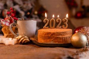 fatti in casa miele torta nel il cucina con candele 2023. accogliente nuovo anno a casa. allegro Natale. alto qualità foto