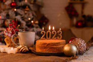 fatti in casa miele torta nel il cucina con candele 2023. accogliente nuovo anno a casa. allegro Natale. alto qualità foto