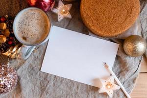 un' taccuino con vuoto pagine su un' di legno tavolo con caffè e fatti in casa miele torta. un' taccuino per ricette, cucinando a casa. fatti in casa torte, spazio per testo foto