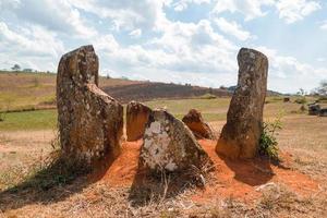 frammento di unico archeologico luogo quale era distrutto a partire dal esplose grappolo bombe - pianura di barattoli. fonovan, xieng khouang Provincia, Laos. foto