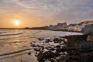 tramonto al di sopra di il atlantico oceano su il canarino isole foto