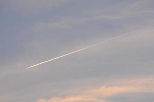 scie di condensazione nel cielo foto