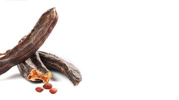 carruba carruba frutta e semi su bianca sfondo. isolato. biologico carruba fagioli, un' salutare alternativa per cacao. foto