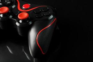 nero gioco controllore gamepad su nero sfondo vicino su . dispositivo per controllo e controllo il gioco. foto