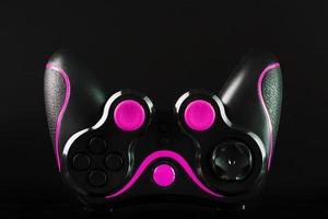 nero gioco controllore gamepad con rosa pulsanti su nero sfondo sottosopra giù vicino su. foto