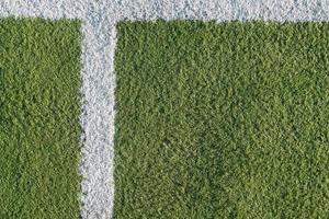 bianca striscia nel il campo per calcio. verde struttura di un' calcio, pallavolo e pallacanestro campo foto