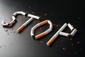 il iscrizione fermare a partire dal sigarette su un' nero sfondo. fermare fumare. il concetto di fumo uccide. motivazione iscrizione per smettere fumare, malsano abitudine. foto
