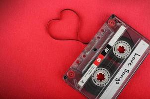 audiocassetta vintage con nastro allentato che forma un cuore