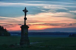 vecchia croce nel tramonto nella fotografia hdr