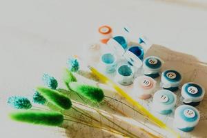 una serie di gouache colorate per dipingere con numeri, colori pastello, disegno su tela foto