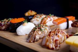 set di sushi giapponese, involtini di sushi nigiri e sashimi serviti nel menu del ristorante di cucina giapponese foto