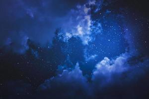cielo notturno stellato con stelle e luna sullo sfondo di cloudscape foto