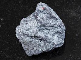 crudo antimonio minerale stibnite pietra su buio foto