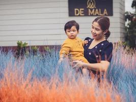 asiatico madre e figlio di tailandese nazionalità e colorato erba a de mala bar, tung Saliam, sukhothai, Tailandia. foto