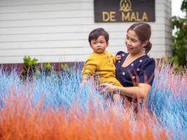 asiatico madre e figlio di tailandese nazionalità e colorato erba a de mala bar, tung Saliam, sukhothai, Tailandia. foto