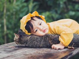 asiatico bambino di tailandese nazionalità e gatto a de mala bar, tung Saliam, sukhothai, Tailandia. foto