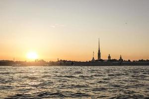 il silhouette di il Peter e Paolo fortezza a tramonto, Visualizza a partire dal il neva fiume foto