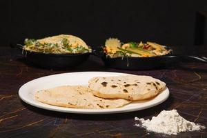 indiano tradizionale cucina chapati o Roti, o indiano pane nel bianca piatto con Farina foto