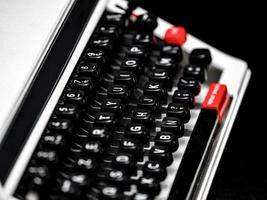 vecchio Vintage ▾ macchina da scrivere. Due colori rosso e nero. foto