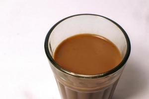 tè al latte fresco o kadak chai indiano. foto
