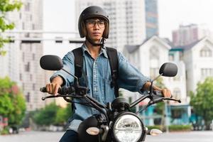 Immagine di asiatico uomo guida su il strada foto
