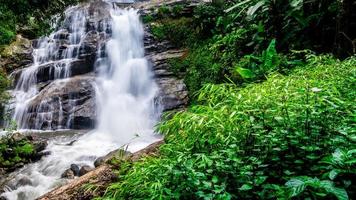 bellissimo huai sai luang cascata nel inthanon nazionale parco, chiang mai, Tailandia foto