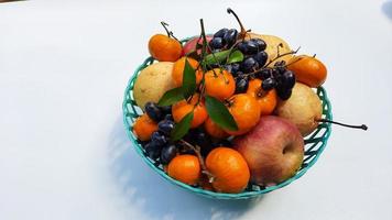 tropicale frutta nel verde cestino su bianca sfondo 03 foto