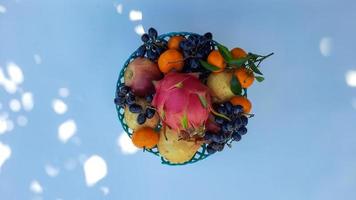 piatto posizione, tropicale Drago frutta arance, pere, uva nel il mezzo isolato su bianca sfondo 04 foto