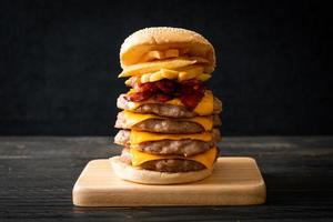 hamburger di maiale con formaggio, bacon e patatine fritte