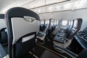 sedili e finestrini dell'aeroplano. sedili comodi in classe economica senza passeggeri. nuova compagnia aerea low cost foto