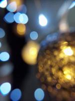 sfocato Natale ghirlanda nel il buio e con bokeh luci. presente cartolina. nuovo anni atmosfera. posto per il tuo testo. foto