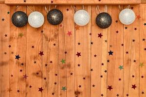 un' ghirlanda di di vimini palle su un' di legno sfondo con stelle. foto
