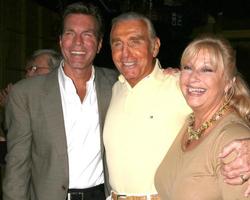 Peter bergman e jerry douglas e beth maitland su il impostato di il giovane e il irrequieto festeggiare jeanne bottaio S 80 ° compleanno nel los angeles, circa su ottobre 24, 2008 foto