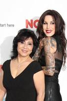 katherine von Drachenberg, alias Kat von d e sua madre lei ha un' tatuaggio di sua mamma su sua spalla in arrivo a il 2009 alma premi royce sala, ucla los angeles, circa settembre 17, 2009 foto