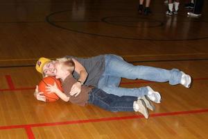 alison dolcezza e figlio Ben sanov a il 20 giacomo reynolds giorni di nostro vite pallacanestro gioco a Sud pasadena alto scuola nel Pasadena, circa su Maggio 29, 2009 foto