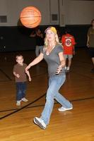 alison dolcezza e figlio Ben sanov a il 20 giacomo reynolds giorni di nostro vite pallacanestro gioco a Sud pasadena alto scuola nel Pasadena, circa su Maggio 29, 2009 foto