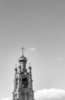 chiesa cristiana croce nell'alta torre del campanile per la preghiera foto