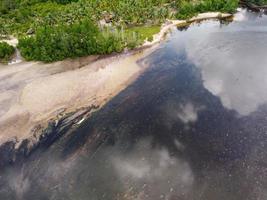 aereo Visualizza di il costa linea di teluk Lombok spiaggia, est Kalimatan, Indonesia a Basso marea. foto