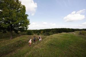 madre e sua bambini escursioni a piedi depressione foresta. foto