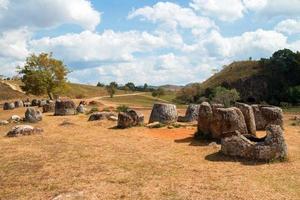 unico archeologico paesaggio distrutto a partire dal grappolo bombe - pianura di barattoli. fonovan, xieng khouang Provincia, Laos. foto