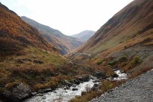 panoramico Visualizza su fiume nel il valle fra montagne con colorato autunno foresta. Caucaso montagne, Georgia. foto