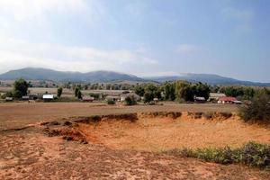 cratere a partire dal esplose grappolo bomba vicino per villaggio e montagne nel xieng khouang Provincia, Laos. uno di il maggior parte pesantemente bombardato posto nel Laos. foto