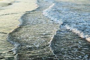 il Visualizza su il mare onde vicino per spiaggia. foto