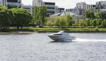 motoscafo cavalcate su il lago, motoscafo cavalcate su il fiume, barca viaggi, barca pesca foto