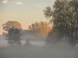 autunno tempo a un' fiume nel Germania foto