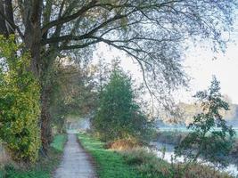 autunno tempo a un' fiume nel Germania foto