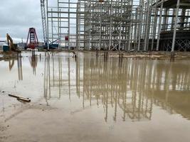 acciaio struttura magazzino costruzione. industriale edificio su leggero valutare acciaio inquadratura. telaio di moderno hangar o fabbrica. camion gru su costruzione luogo durante assemblaggio metallo struttura foto