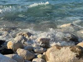 mare con ciottolo spiaggia come sfondo, copia spazio foto